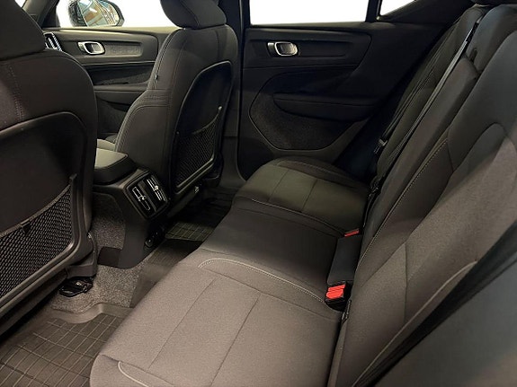 Volvo EX40 7 of 13
