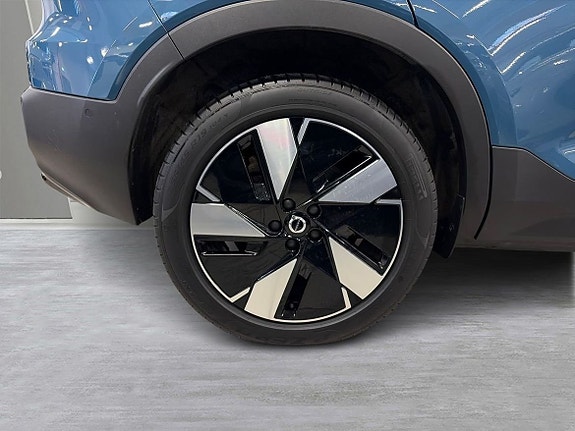 Volvo EX40 3 of 13