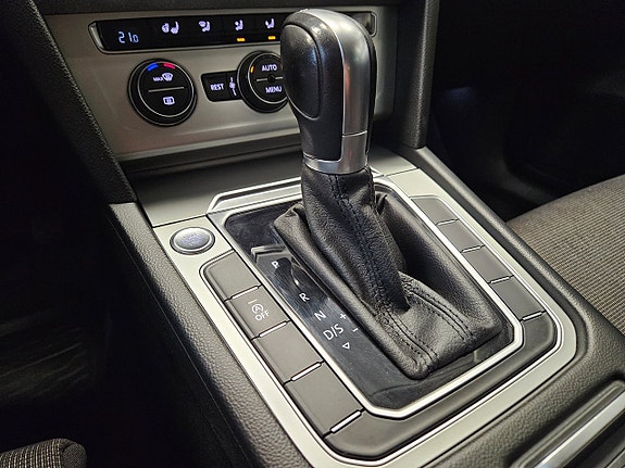 Volkswagen Passat 21 of 24