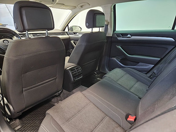 Volkswagen Passat 14 of 24