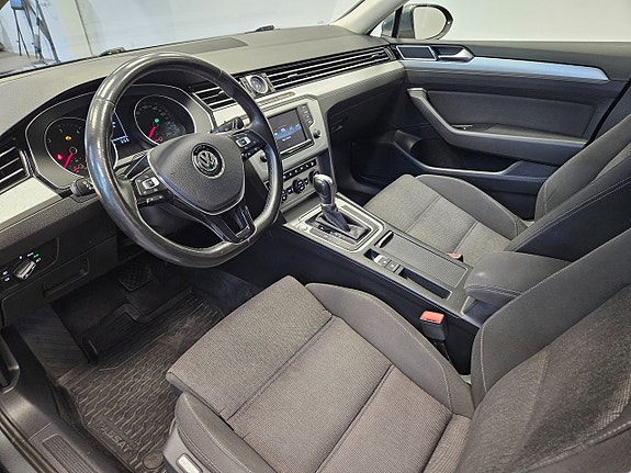 Volkswagen Passat 11 of 24