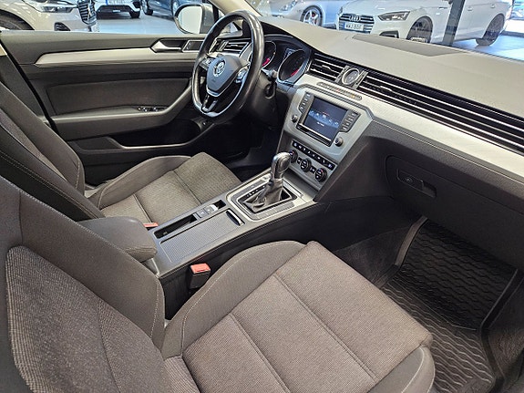 Volkswagen Passat 12 of 24