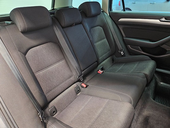 Volkswagen Passat 16 of 24