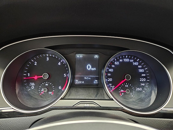 Volkswagen Passat 19 of 24