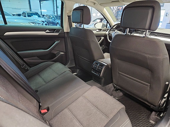 Volkswagen Passat 15 of 24