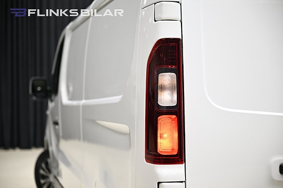 Nissan NV300 5 of 30