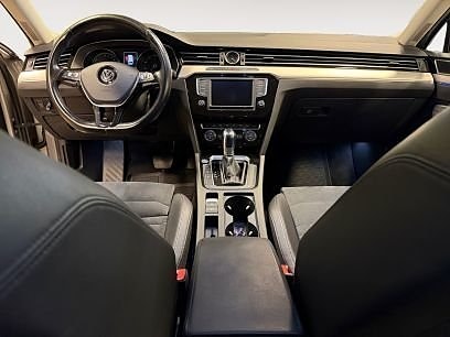 Volkswagen Passat 10 of 23