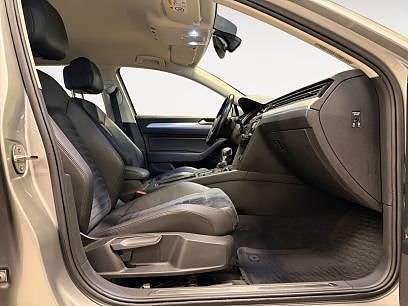 Volkswagen Passat 15 of 23