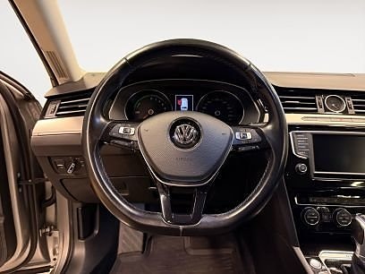 Volkswagen Passat 13 of 23