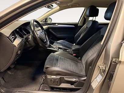 Volkswagen Passat 9 of 23