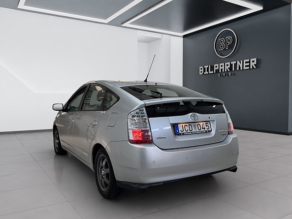 Toyota Prius 7 of 14