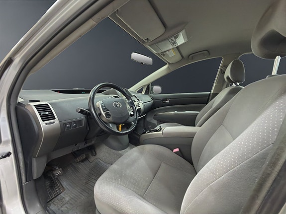 Toyota Prius 8 of 14