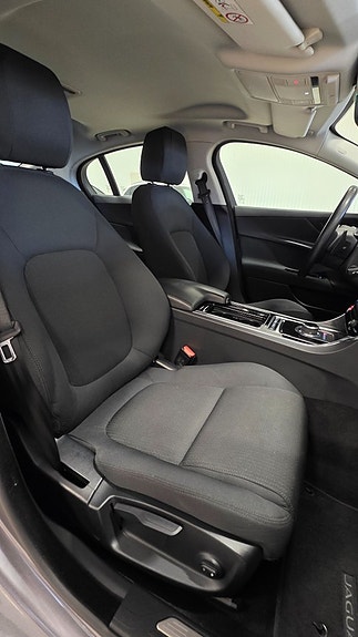 Jaguar XE 22 of 28
