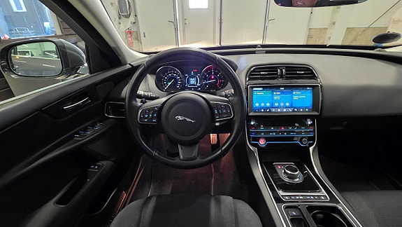 Jaguar XE 16 of 28