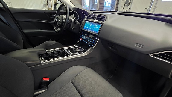 Jaguar XE 21 of 28