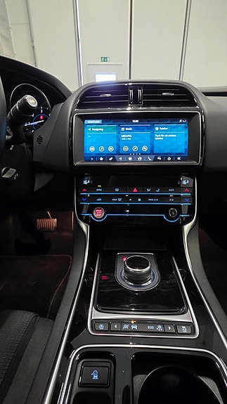 Jaguar XE 17 of 28