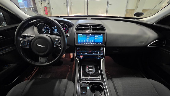 Jaguar XE 15 of 28