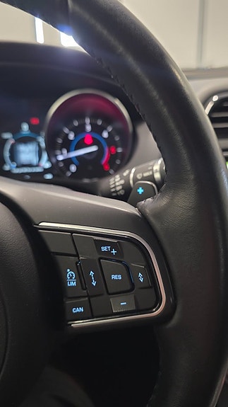 Jaguar XE 25 of 28