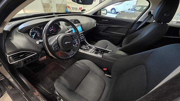 Jaguar XE 12 of 28