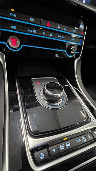 Jaguar XE 18 of 28