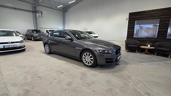 Jaguar XE 8 of 28