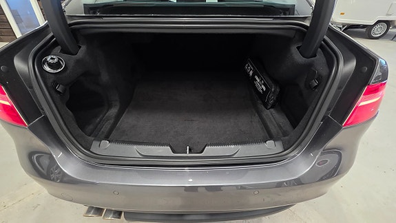 Jaguar XE 19 of 28