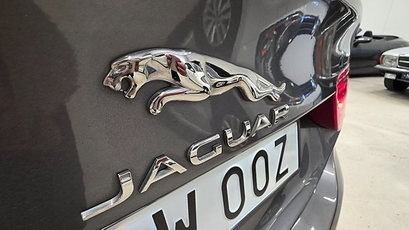 Jaguar XE 20 of 28