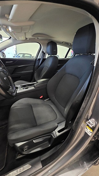 Jaguar XE 13 of 28