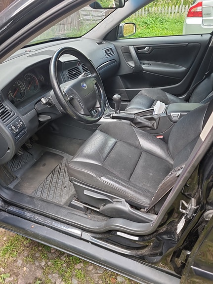 Volvo V70 2 of 5