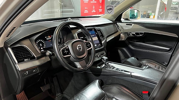 Volvo XC90 16 of 30