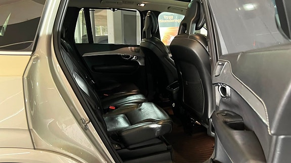 Volvo XC90 13 of 30