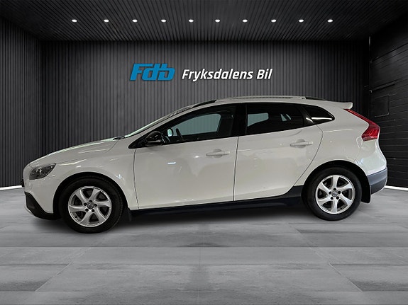 Volvo V40 Cross Country 2 of 16