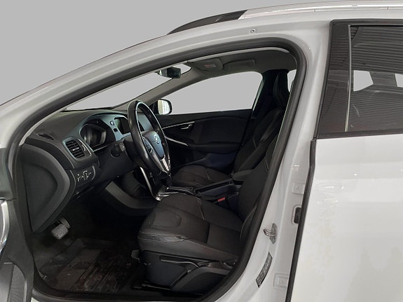 Volvo V40 Cross Country 9 of 16