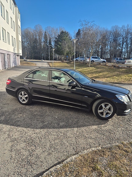 Mercedes-Benz E220 3 of 5