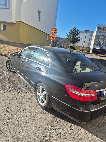 Mercedes-Benz E220 5 of 5