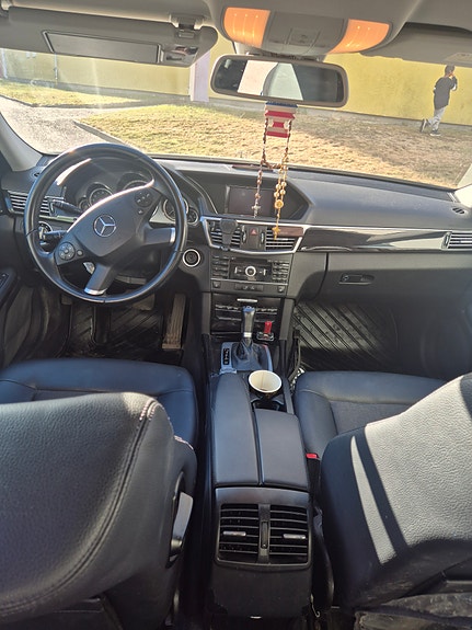 Mercedes-Benz E220 2 of 5