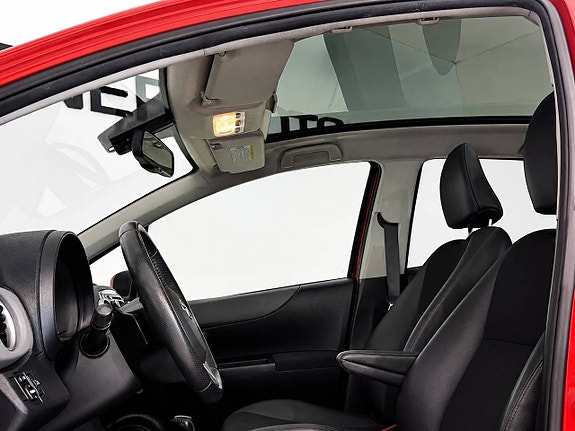Toyota Yaris 7 of 12