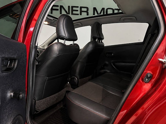 Toyota Yaris 8 of 12