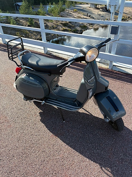 Piaggio Vespa PX 125 E 2 of 3