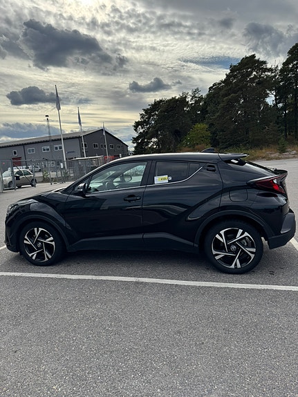 Toyota C-HR 2 of 4