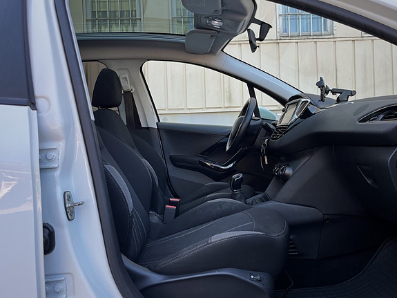 Peugeot 208 11 of 17