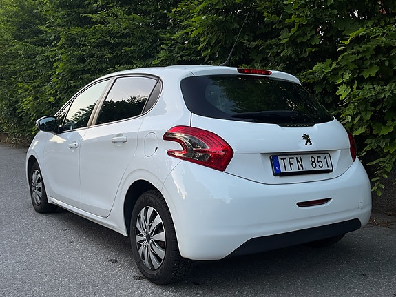 Peugeot 208 3 of 17