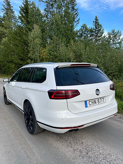 Volkswagen Passat 2 of 12