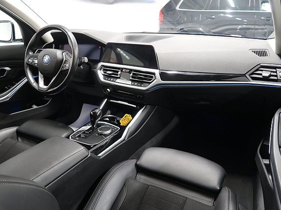 BMW 330e 18 of 30