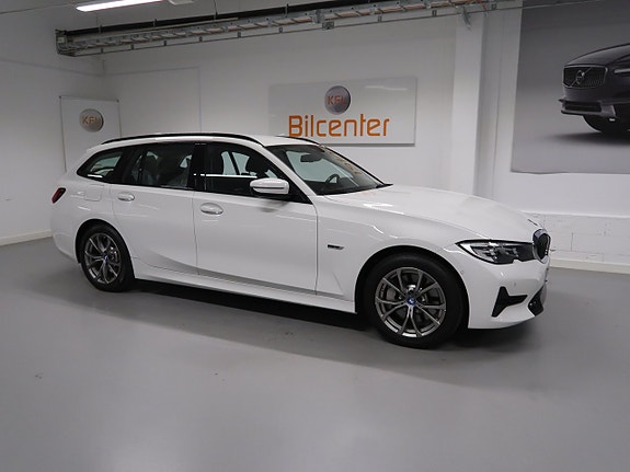 BMW 330e 4 of 30