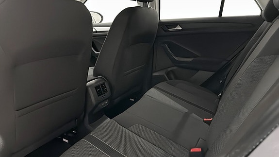 Volkswagen T-Roc 12 of 21