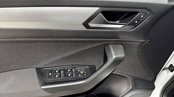 Volkswagen T-Roc 19 of 21