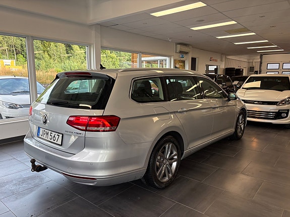 Volkswagen Passat 2 of 24