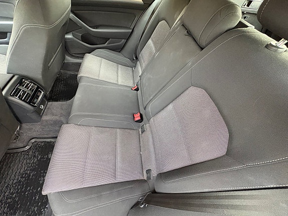 Volkswagen Passat 10 of 24