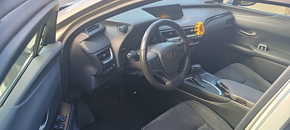 Lexus UX250h 4 of 8